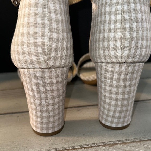 Life Stride Cream Heels with Block‎ Heel and Buckle Closure - Picture 4 of 6